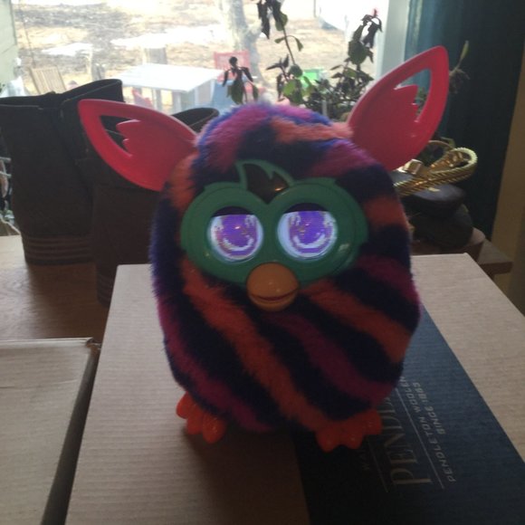 Furby works tie dye in excellent working condition - Picture 4 of 7